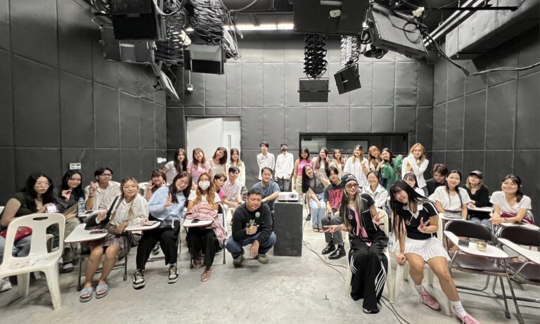 บทบาทอาจารย์ มหาวิทยาลัย ที่ไม่พกตำราซักเล่มมาสอน ถีบนักศึกษาทั้งห้องลงสู่สนามทำงานจริง ตั้งแต่วันแรก ในบทบาท “นักออกแบบคอนเทนต์”